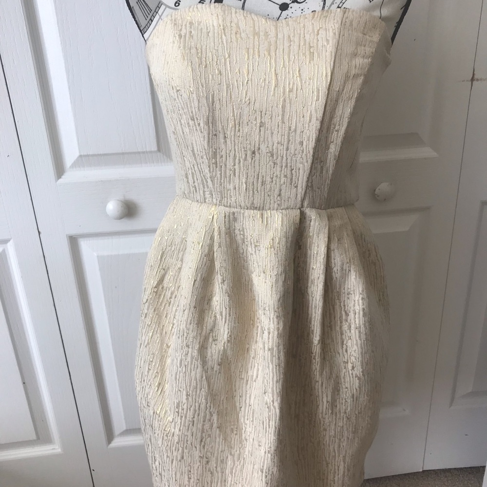 H&M Strapless cream mini dress with a gold design and two deep pockets. Size 8